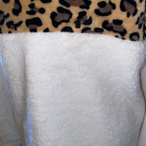 Leopard Print Sherpa Fleece Pullover Top - Picture 6 of 8